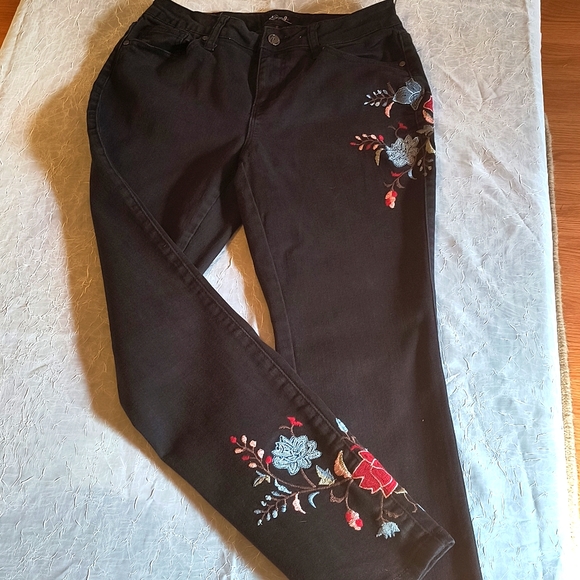 Earl Cropped Jeans, Black with Floral Embroidery on the hip and lower leg - Picture 3 of 7